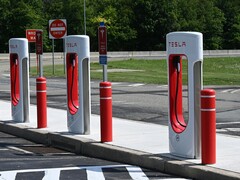 Superchargers da Tesla. A Califórnia se gaba de ter mais estações de recarga de EV do que bombas de gasolina (Fonte da imagem: J Dean on Unsplash)