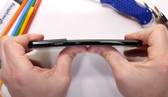 Samsung Galaxy S21 Ultra bend test (Fonte: JerryRigEverything no YouTube)