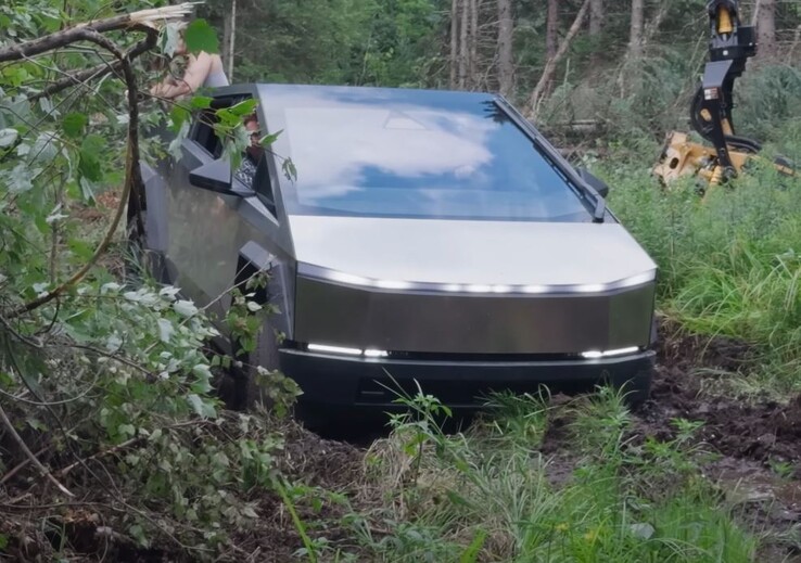 Apesar de um início impressionante, o Cybertruck acabou ficando preso, devido à falta de pneus de lama. (Fonte da imagem: Tucker Carlson via YouTube)