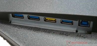 Um hub USB também está instalado