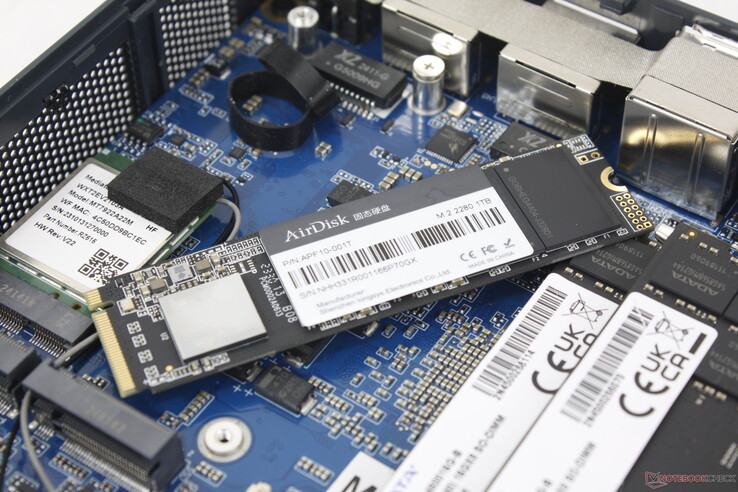 SSD M.2 com dissipador de calor removido. O sistema vem com apenas um dissipador de calor, embora possa suportar até dois SSDs M.2