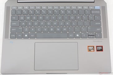 O layout do teclado é essencialmente idêntico ao do Spectre x360 14, incluindo o botão Liga/Desliga que permite a impressão digital