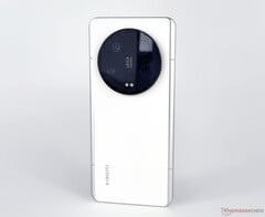 O Xiaomi 14 Ultra pode ostentar o design da câmera do seu antecessor, mas com melhorias de hardware, Xiaomi 13 Ultra na foto. (Fonte da imagem: Notebookcheck)