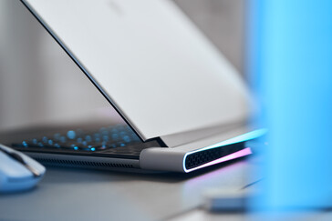 O Alienware X16 tem um design que divide opiniões, para dizer o mínimo.