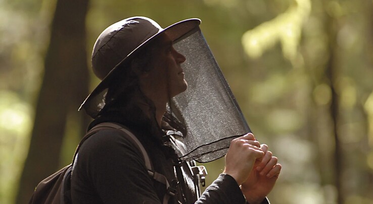 Um caminhante usando uma rede de proteção para a cabeça para se proteger contra mosquitos e outros insetos que picam durante atividades ao ar livre (Fonte da imagem: LifeSystems)