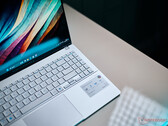 Análise do laptop Asus VivoBook S 15 OLED Snapdragon 8-core - Um companheiro diário quase silencioso com o Snapdragon X Plus