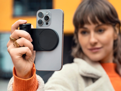 O Lux Grip adiciona uma sensação autêntica de câmera Leica e controles para iPhones. (Fonte da imagem: Leica)