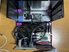 O circuito interno mostrando o Raspberry Pi 4B no centro de tudo isso (Fonte da imagem: Rodmg via Hackaday)