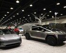 Veículos da Tesla em exposição no Salão do Automóvel de Vancouver antes de a empresa ser expulsa (Fonte da imagem: Nick Procaylo /10107479A)