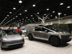 Veículos da Tesla em exposição no Salão do Automóvel de Vancouver antes de a empresa ser expulsa (Fonte da imagem: Nick Procaylo /10107479A)