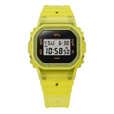 O Casio G-Shock DWE-5600JB-1A9 com uma pulseira amarela...