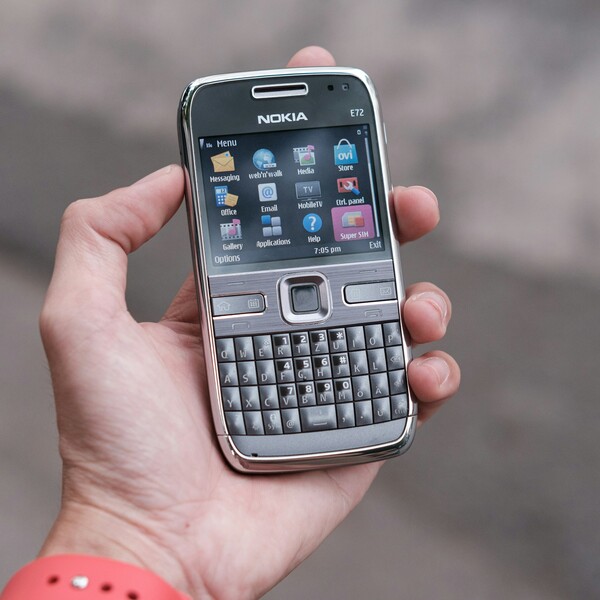 Um Nokia E72 atualizado deve manter as teclas de atalho no teclado QWERTY. (Fonte da imagem: Unsplash - editado)