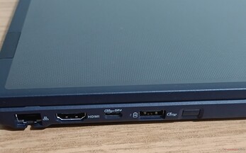 Conectores do lado esquerdo: Conector GbE, HDMI 1.4, USB-C 10 Gbps (PD+DP 1.4), USB-A 5 Gbps