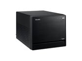 A imagem mostra uma visão frontal do Mini PC Shuttle XPC, que parece um cubo preto com um design minimalista.