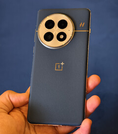 O OnePlus 13 poderá estar disponível globalmente no atraente acabamento azul mostrado aqui. (Fonte da imagem: @sondesix)