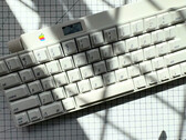 Este teclado Apple Desktop Bus de 1986 é sem fio e tem uma tela OLED integrada e um botão giratório. (Fonte da imagem: mtt no YouTube)