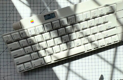 Este teclado Apple Desktop Bus de 1986 é sem fio e tem uma tela OLED integrada e um botão giratório. (Fonte da imagem: mtt no YouTube)