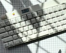 Este teclado Apple Desktop Bus de 1986 é sem fio e tem uma tela OLED integrada e um botão giratório. (Fonte da imagem: mtt no YouTube)