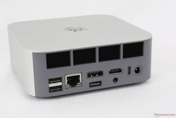 Traseira: USB-A 3.2 (10 Gbps), USB-A 2.0 (480 Mbps), RJ-45 (2,5 Gbps), DisplayPort 1.4 (4K@144), USB-A 2.0 (480 Mbps), HDMI 2.1 (4K@120), fone de ouvido de 3,5 mm, USB-C 4.0 com DisplayPort + Power Delivery (40 Gbps), adaptador CA