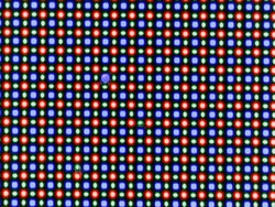 A tela OLED é baseada em uma matriz de subpixel RG/BG que consiste em um LED vermelho, um azul e um verde