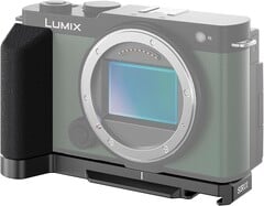 O senhor mal consegue distinguir a porta do microfone à esquerda (imagem à direita) da Panasonic Lumix S9 (Fonte da imagem: Amazon)