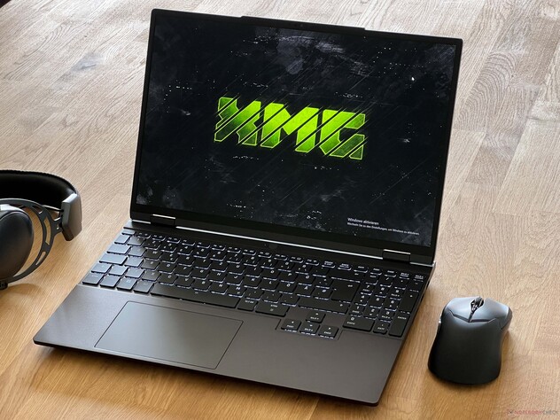 O Schenker XMG Evo 15 M24 e seu minúsculo entalhe reverso (Fonte da imagem: Notebookcheck)