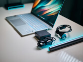 O SoC Qualcomm Snapdragon X Elite no Asus Vivobook S15 dificilmente precisa de um adaptador de energia para atingir o desempenho total. (Fonte da imagem: Alex Waetzel / Notebookcheck)