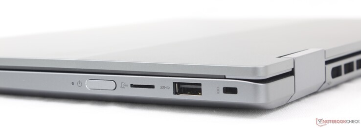 À direita: Botão liga/desliga, leitor MicroSD, USB-A (5 Gbps), trava Kensington Nano