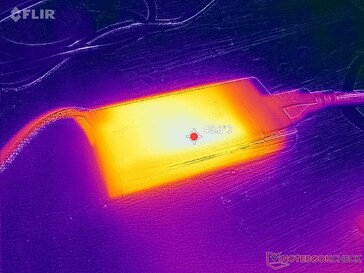 O adaptador CA atinge mais de 44 °C ao operar cargas exigentes