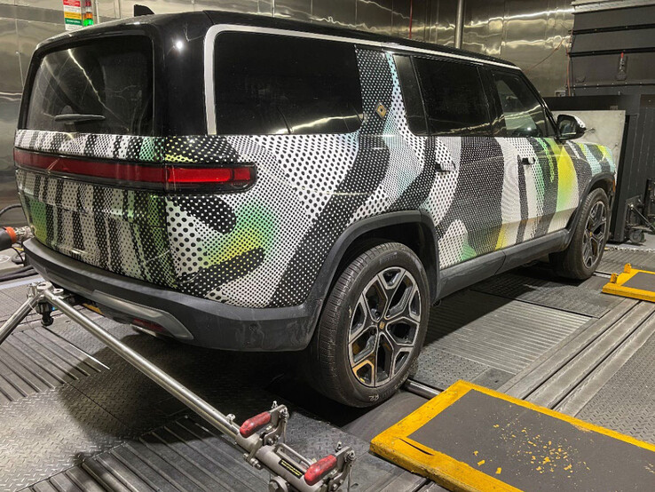 A traseira de um Rivian R1S que passou recentemente por testes e validação em clima frio. (Fonte da imagem: EPA via Rivian Forums)