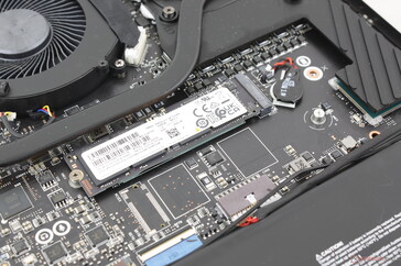 Slot primário para SSD PCIe5 x4 M.2 2280. Observe o slot de SSD não utilizado abaixo dele, que só está disponível no Titan 18 HX