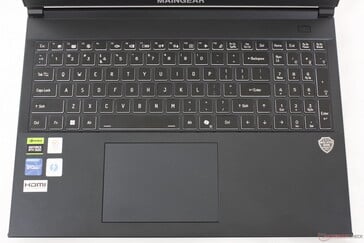 O layout e a fonte do teclado se assemelham aos modelos da Schenker ou da Eurocom