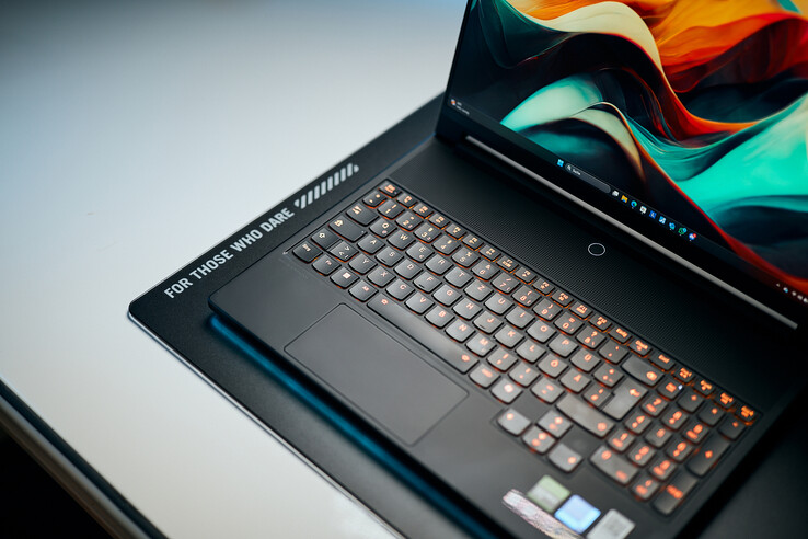 O Lenovo Legion 9 desloca o teclado para baixo a fim de proporcionar mais resfriamento, sem deixar muito espaço para um trackpad grande.