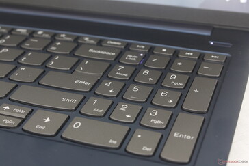 O numpad e as teclas de seta são menores e mais apertados do que as teclas QWERTY principais