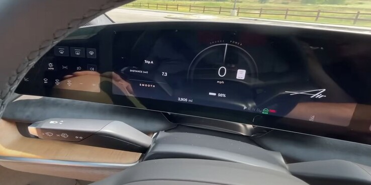 O Lucid Air GT iniciou a viagem com 98% de bateria. (Fonte da imagem: TFLEV via YouTube)