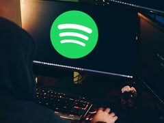 Os criminosos cibernéticos tentam atrair os usuários do Spotify para sites fraudulentos por meio de listas de reprodução enganosas e podcasts de spam. (Fonte da imagem: Pexels / Anete Lusina)