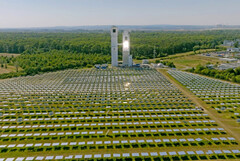 O campo de espelhos serve para concentrar a radiação solar no receptor solar para permitir um processo termoquímico (Fonte da imagem: Fraunhofer)