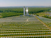 O campo de espelhos serve para concentrar a radiação solar no receptor solar para permitir um processo termoquímico (Fonte da imagem: Fraunhofer)