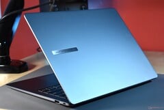 Intel eficiente mais uma vez: Asus ExpertBook P5 atinge 16 horas de duração da bateria com Lunar Lake (fonte da imagem: Benjamin Herzig / Notebookcheck)