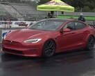 O Tesla Model S Plaid já é tão rápido quanto um guepardo em uma caçada, mas Miguel Roy teve que dar um passo além. (Fonte da imagem: DragTimes via YouTube)