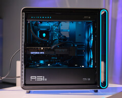 O resfriamento líquido com iluminação RGB é padrão no PC Area-51. (Fonte da imagem: Alienware)