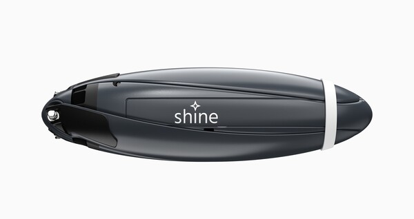 O Shine 2.0 dobra-se perfeitamente e cabe na lateral de uma mochila. (Fonte da imagem: Aurea Technologies)