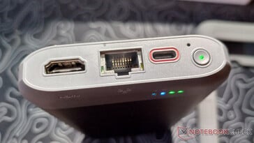 Portas superiores com a porta de alimentação USB Type-C (Fonte da imagem: Notebookcheck)