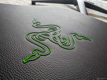 Logotipo clássico da Razer no encosto. Se o verde for muito "gamer", a opção preta será mais adequada para o escritório