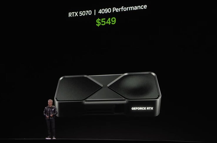 Jensen Huang revelando a RTX 5070 com desempenho da RTX 4090. (Fonte da imagem: Nvidia)