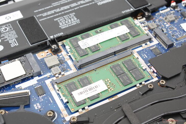 Slots SODIMM 2x acessíveis