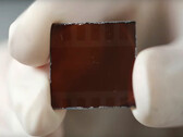 Pequena, mas extremamente poderosa: uma célula solar de perovskita estável. (Imagem: youtube/Rice University)