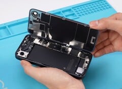 O Apple iPhone 16e torna relativamente fácil a substituição da bateria e da parte traseira. (Fonte da imagem: REWA Technology)