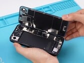 O Apple iPhone 16e torna relativamente fácil a substituição da bateria e da parte traseira. (Fonte da imagem: REWA Technology)