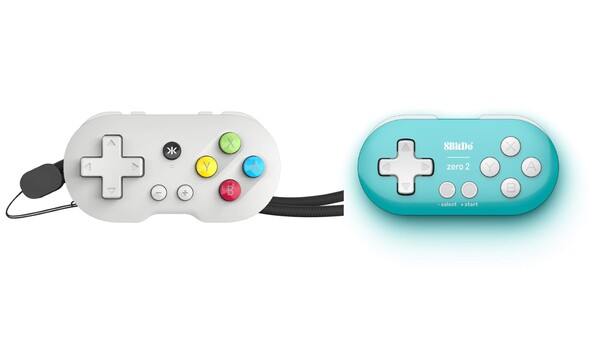 O CRKD Atom é um pouco menor que o 8BitDo Zero 2. (Fonte da imagem: CRKD e 8BitDo).